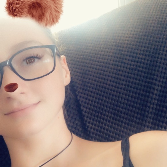 Meet your Posher, Becca - Picture 1 of 8